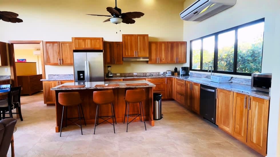 Casa Linda Vista with Ocean View Above Dominical Beach