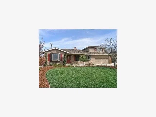 1072 CYNTHIA Ln