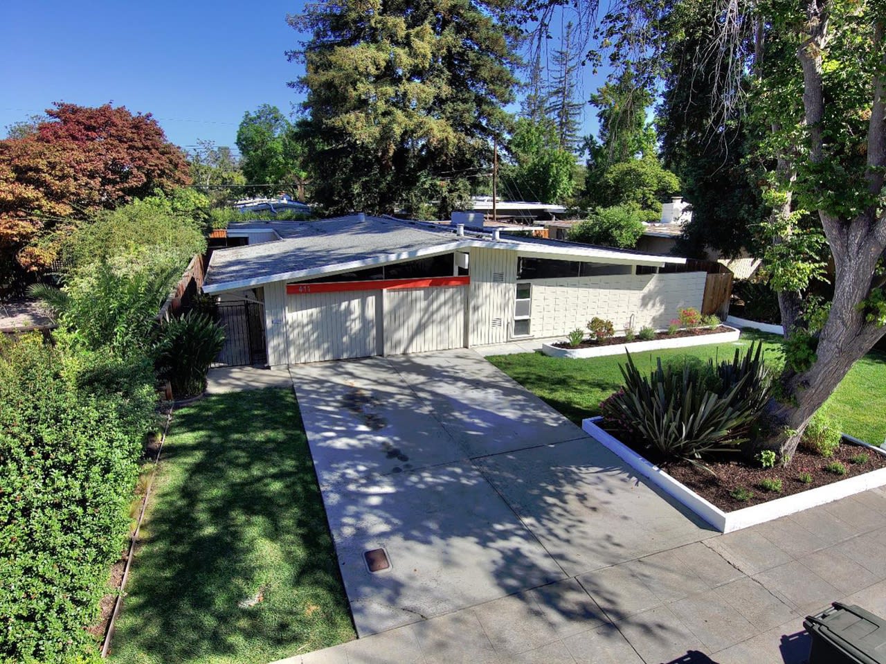 411 Creekside Dr