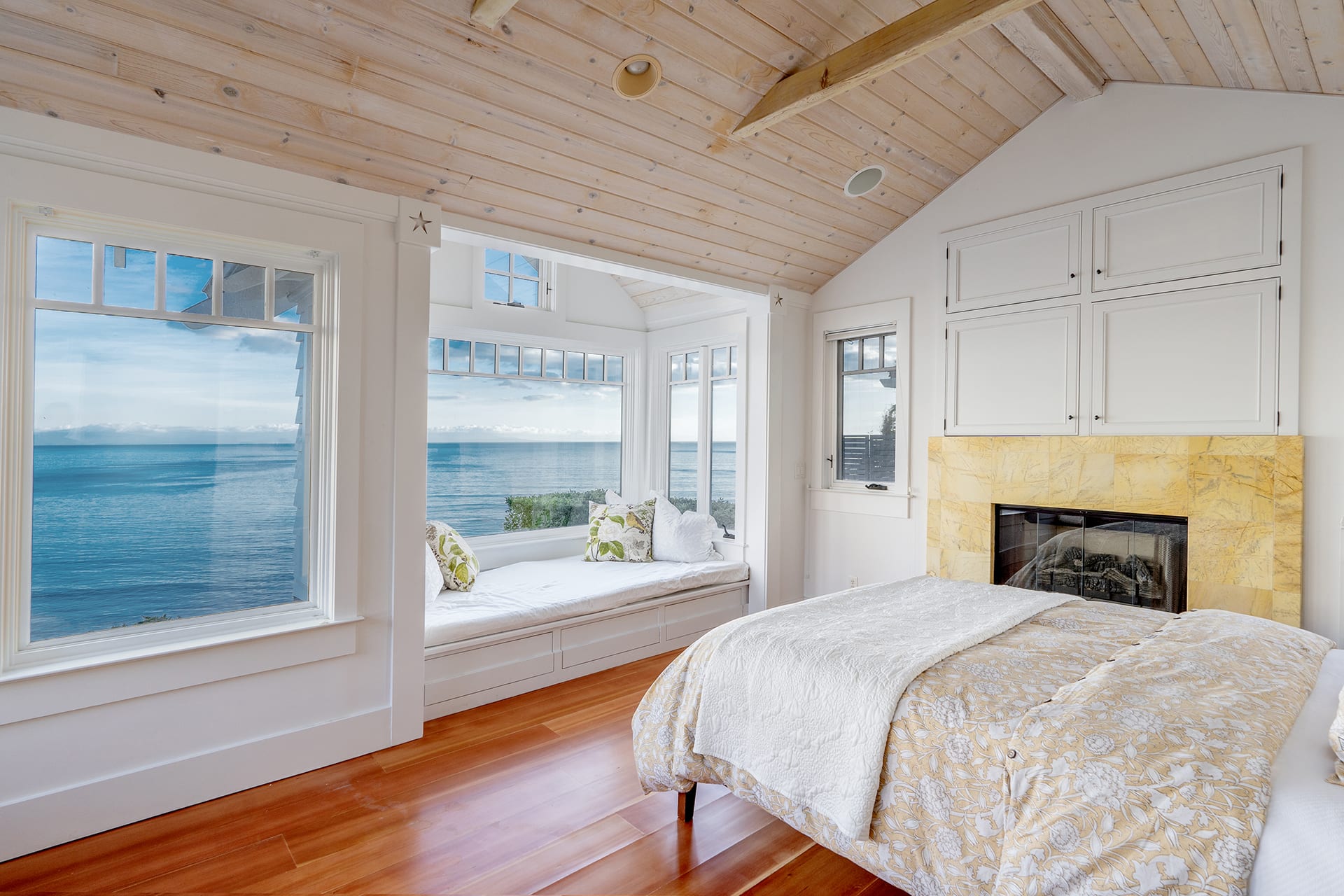 Luxurious Oceanfront Living - 106 Livermore Avenue