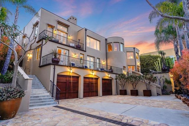 Spacious luxury house for sale in La Jolla where you can relax in the balcony