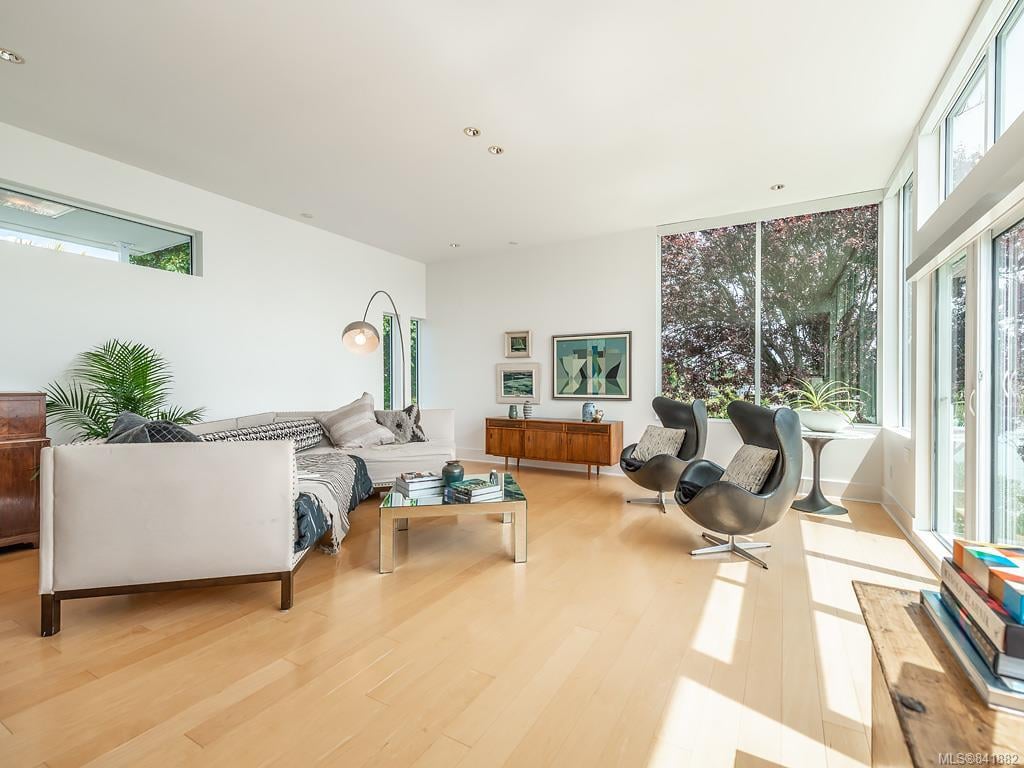 207 Beach Dr