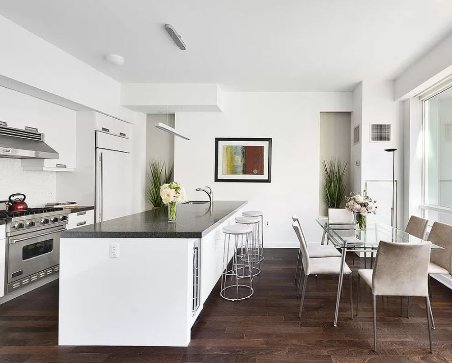 261 W 28th St Unit: 8E