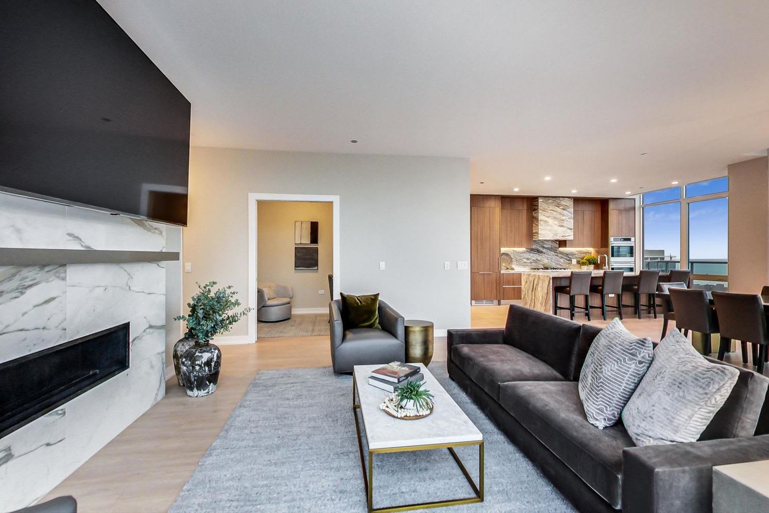 202 West Hill Street, Unit: 3803