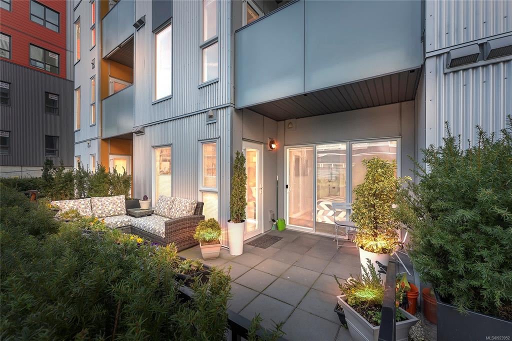 215 - 767 Tyee Rd