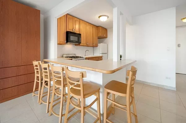 330 East 33rd Street Unit: 6G