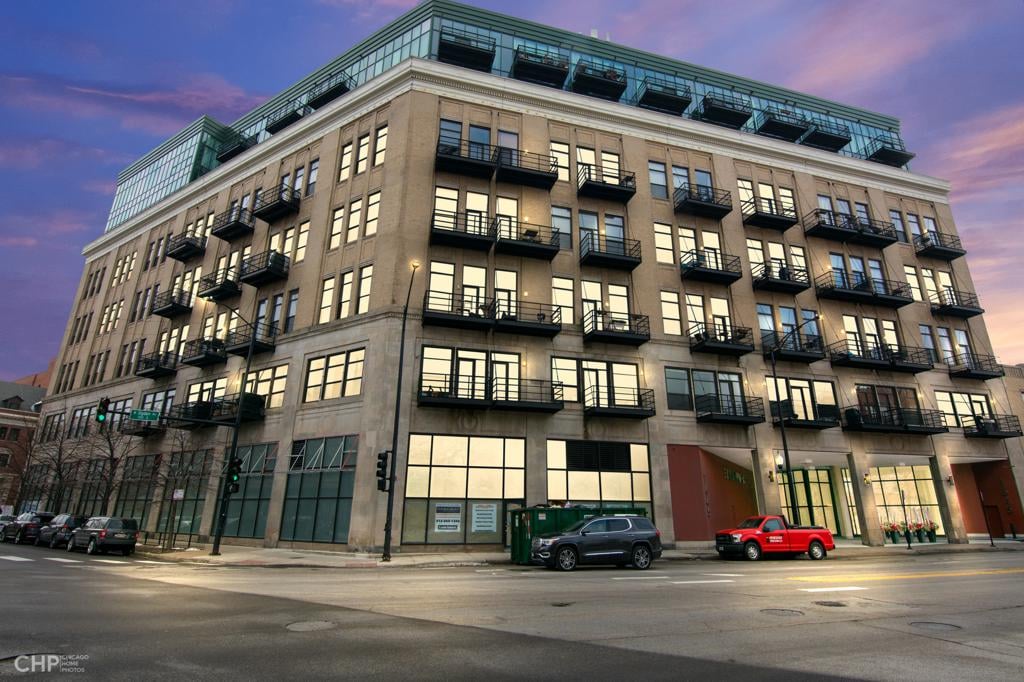 West Loop Loft: 1645 Ogden Ave, #420