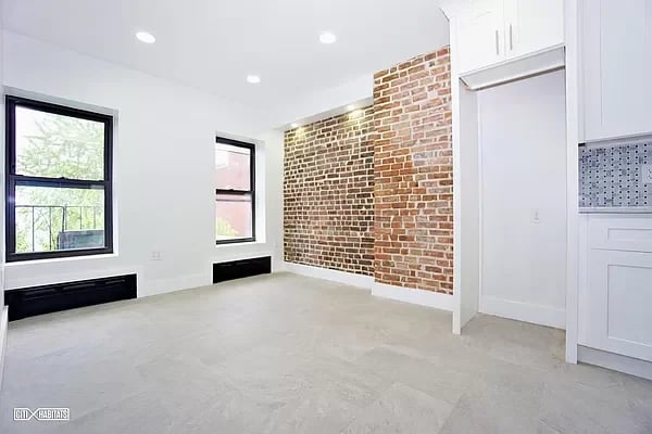 509 Van Buren Street Unit: 4R