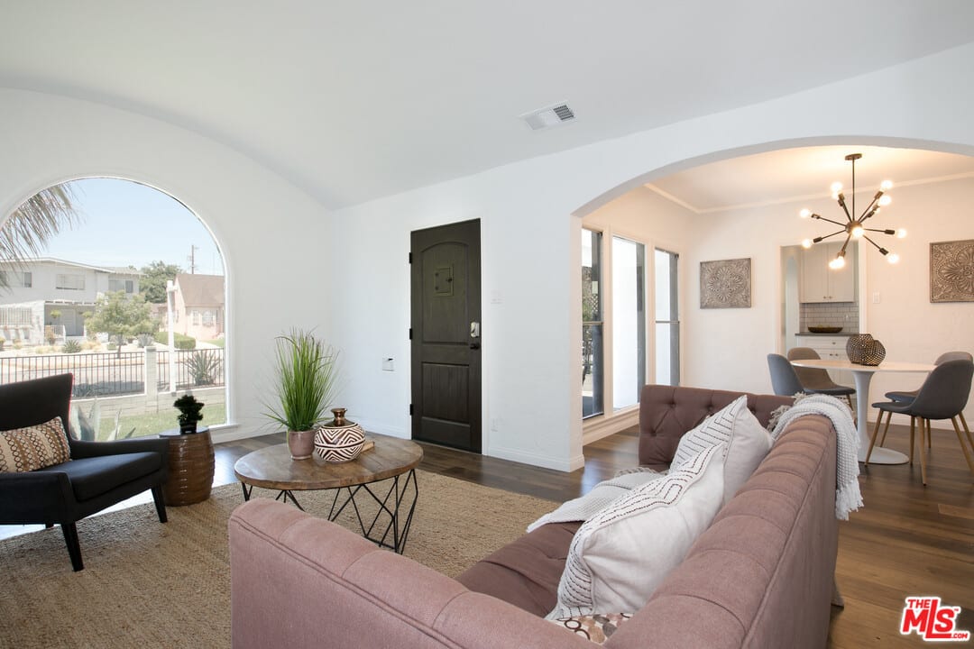 1852 S Redondo Blvd