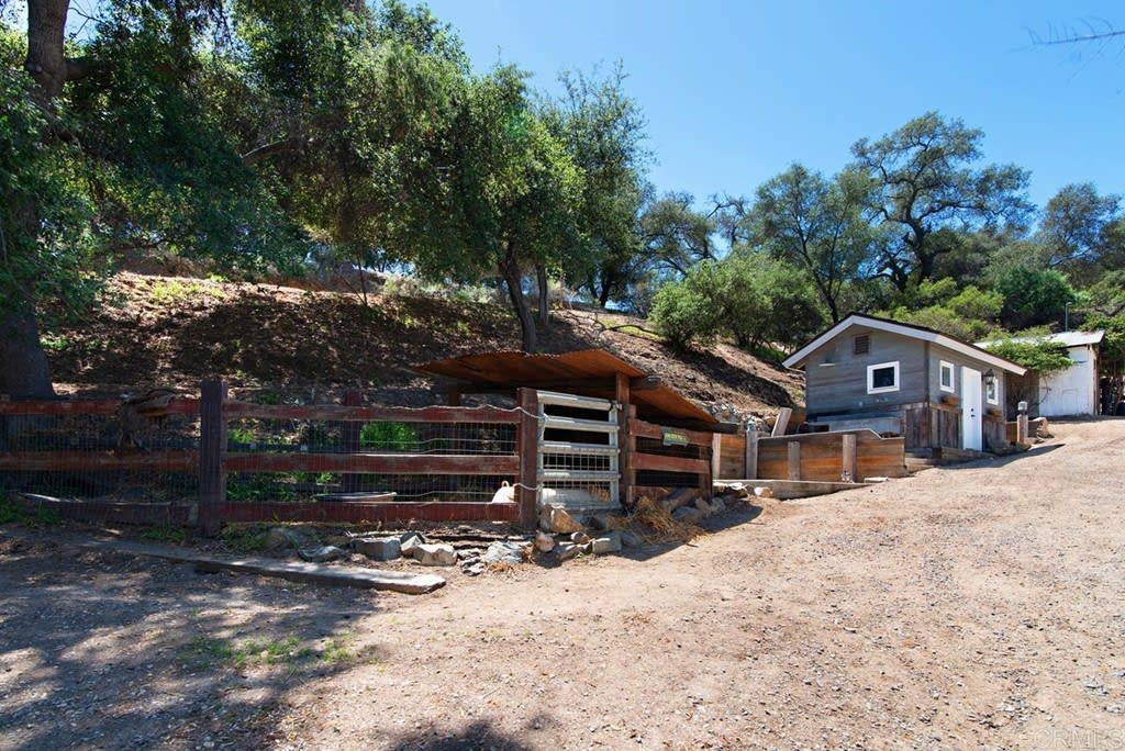 1027 S Live Oak Park Dr