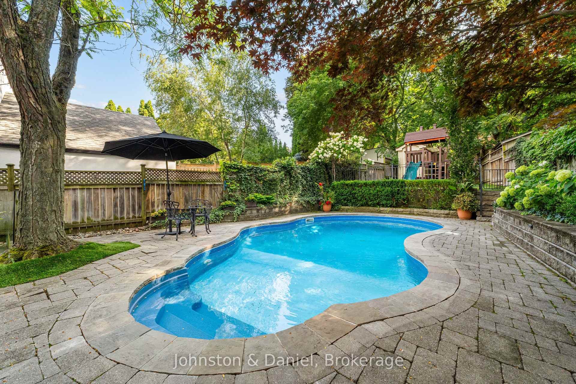 77 Lawrence Crescent