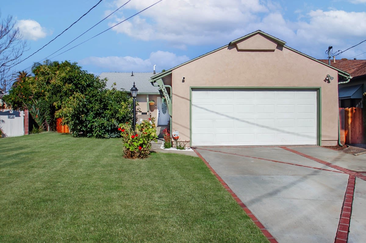 13011 Debby St Valley Glen, CA
