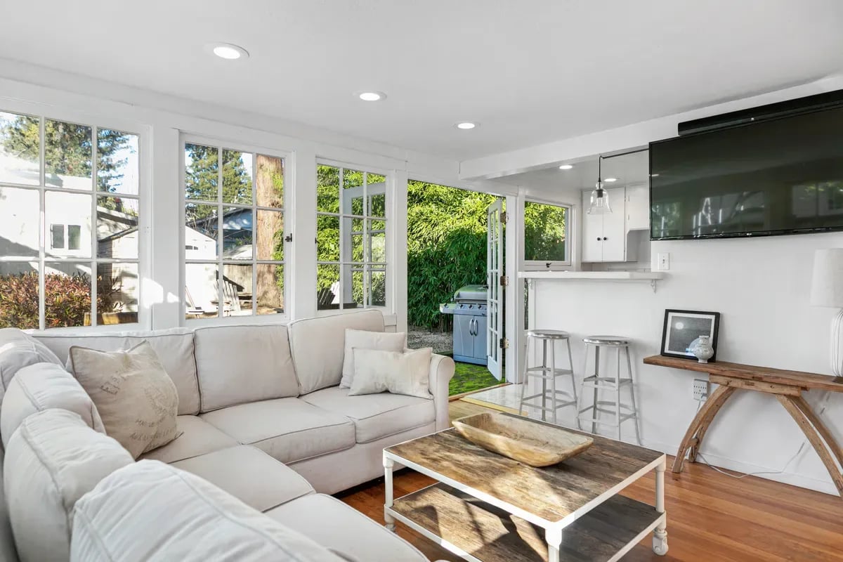 27 Laurel Ave