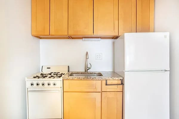 200 E 75th Unit: 2C
