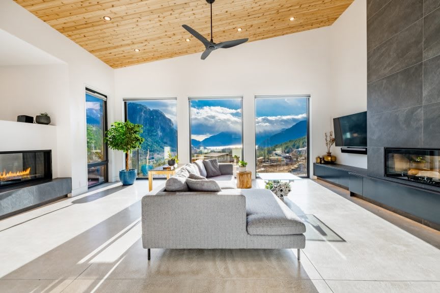 THE APRIL 2023 LUXURY MARKET REPORT