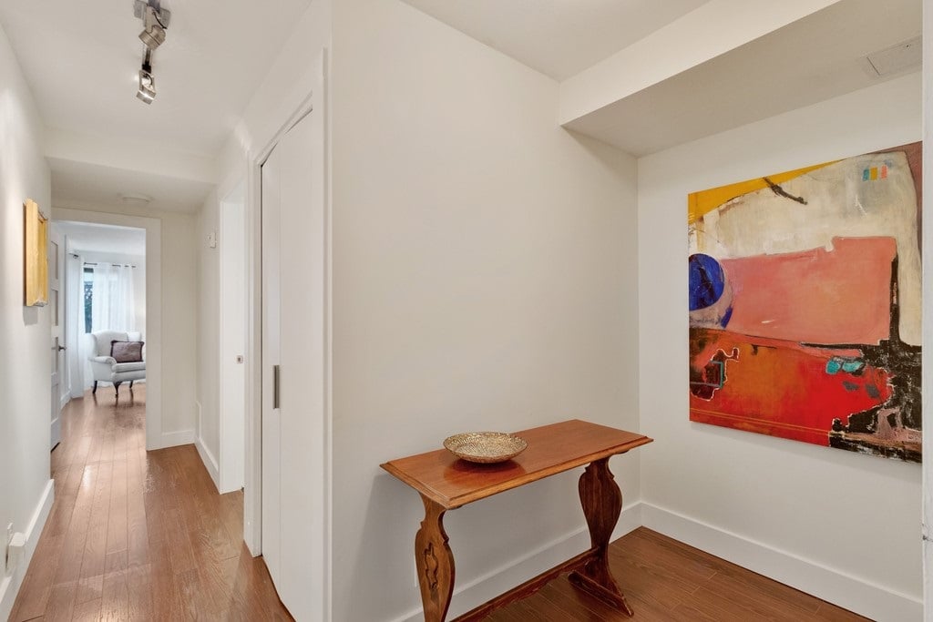 203-137 W 17th St