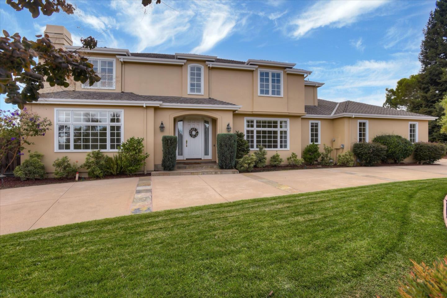 885 Hillcrest Dr