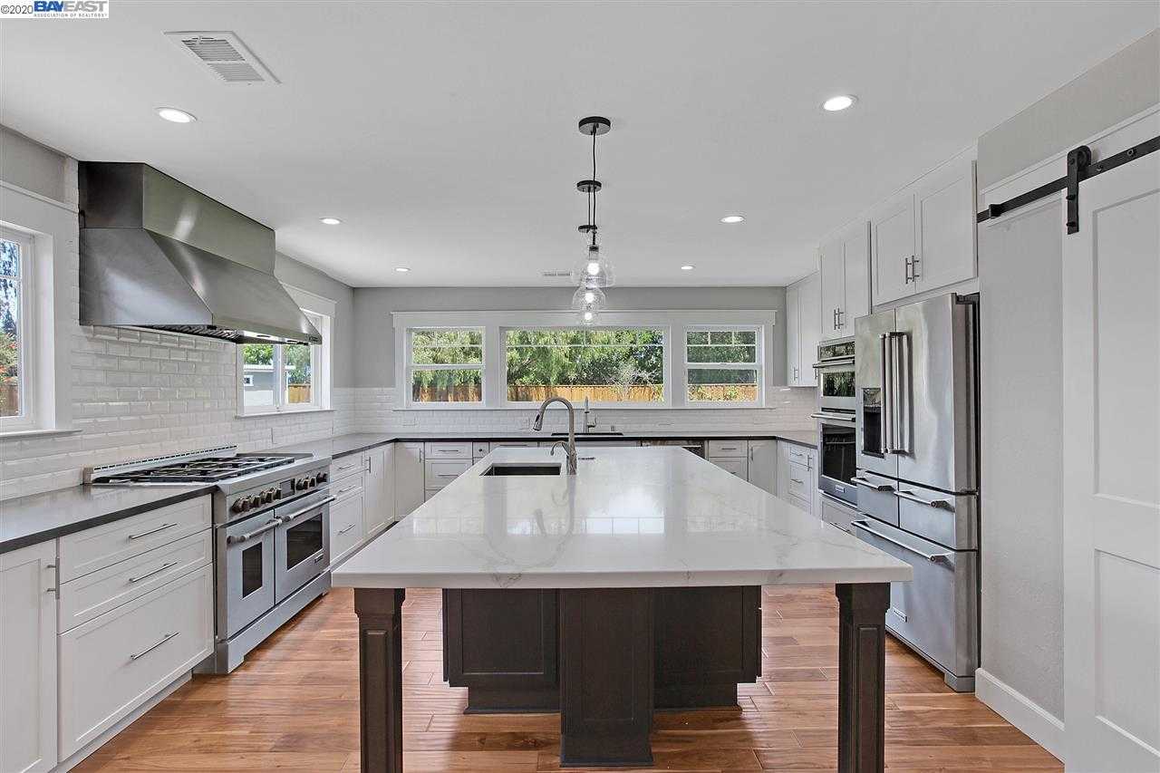 2902 Dobson Ct