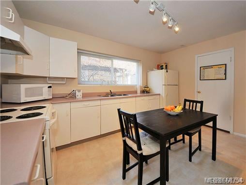 1990 Haultain St, Saanich