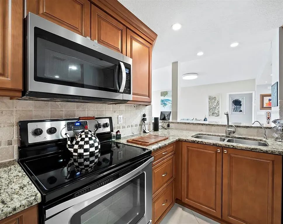 1255 N Gulfstream Ave APT 905