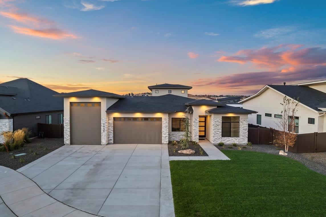 Modern Craftsman at the Base of the Star Foothills