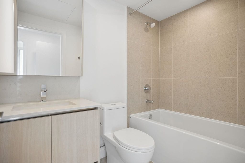 13573 98a Avenue 2305, Surrey