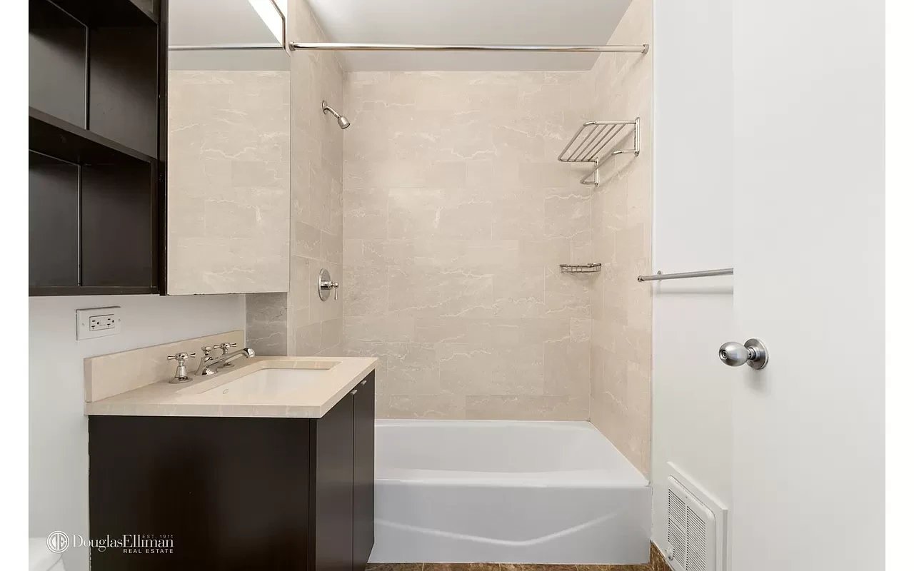 215 East 96th Street Unit: 33B