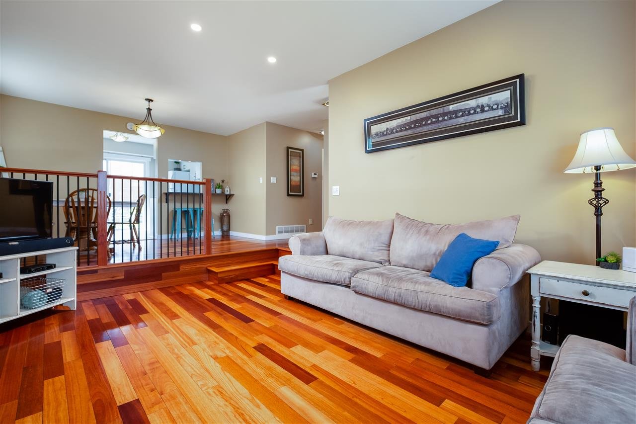 21588 95 Ave