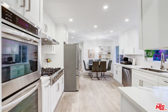 4450 Hayvenhurst Ave