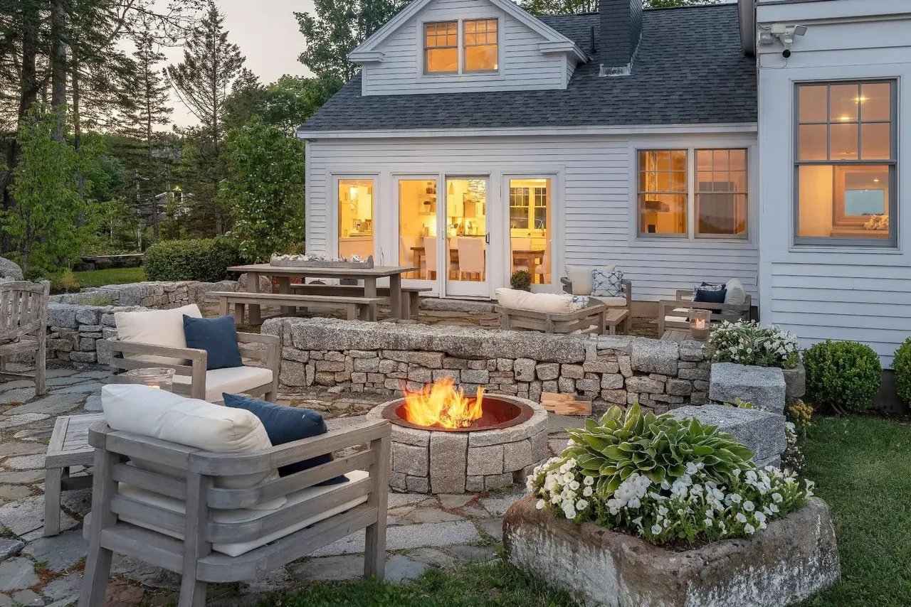 Warm Up This Fall: Homes with Inviting Outdoor Firepit Spaces