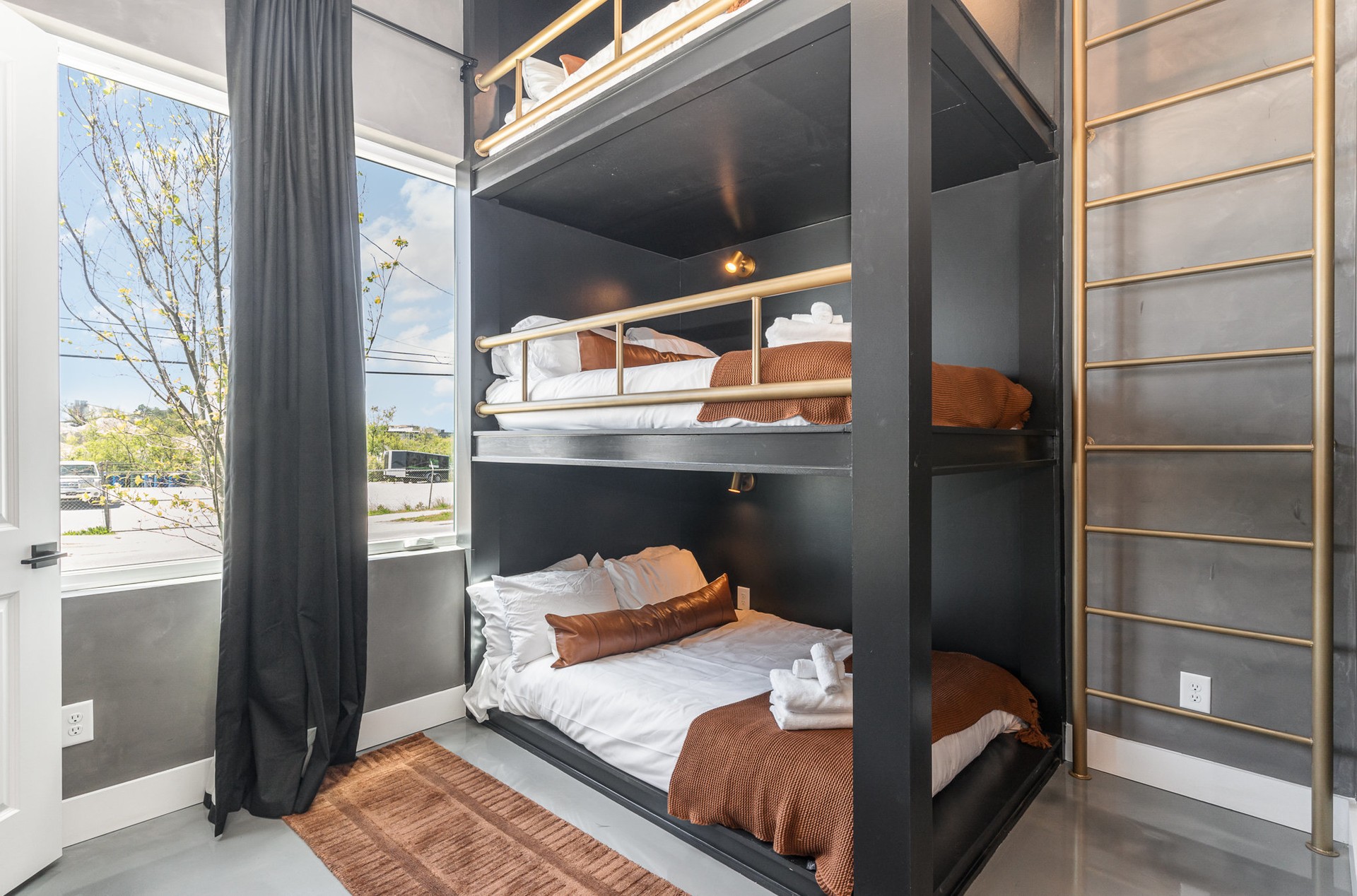 Groovy- TN interior 21