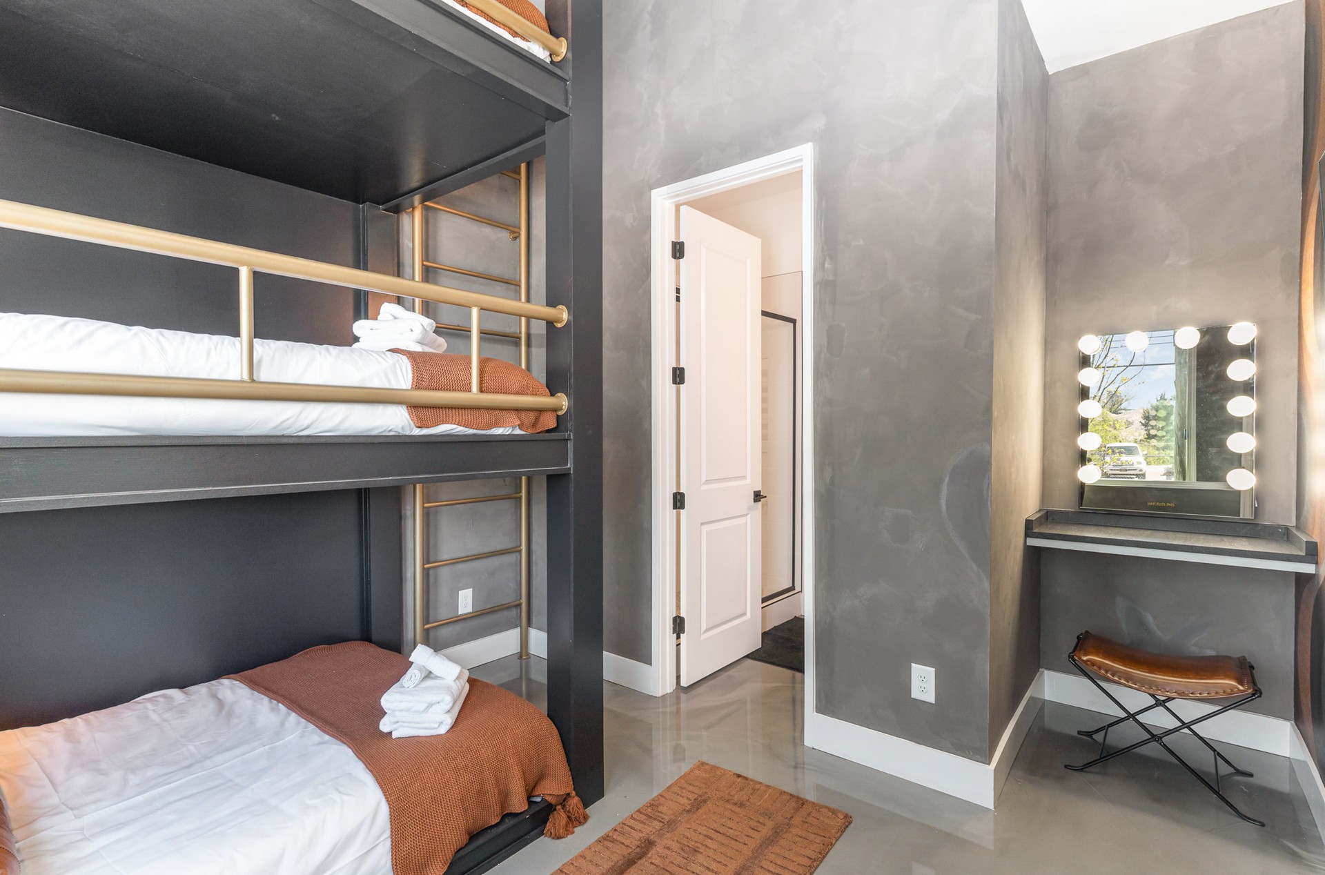 Groovy- TN interior 22