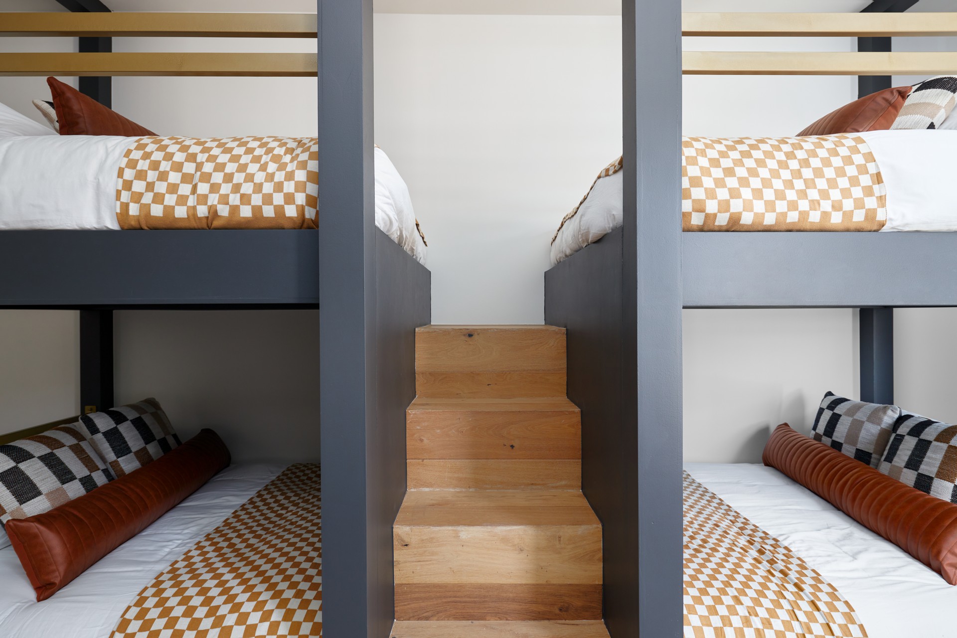 Lenny interior 10