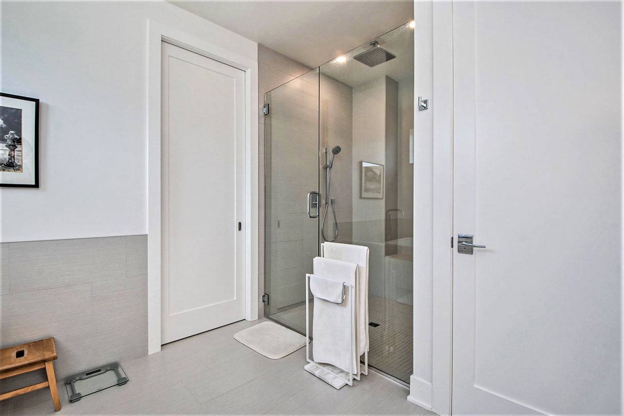 a clean and white bathroom area