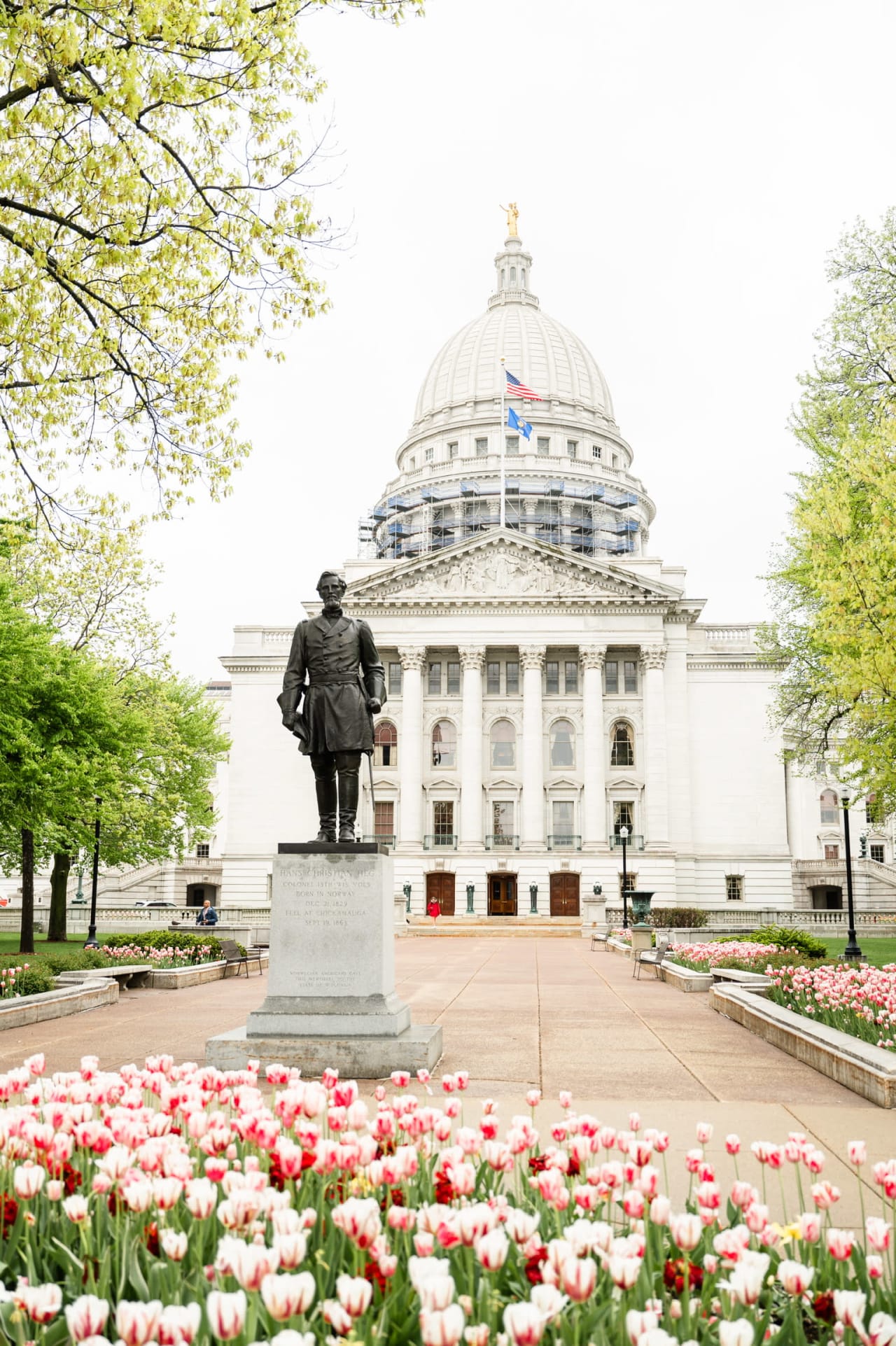 a statue with a white building in the background