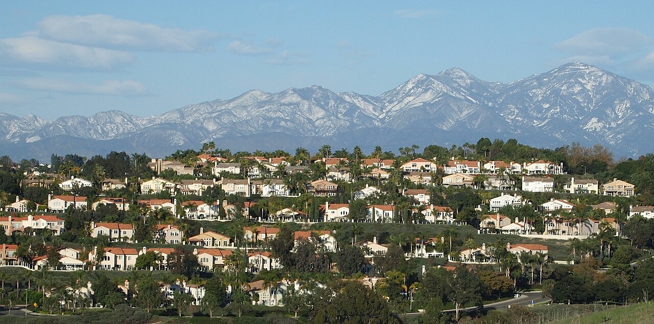Rows of Laguna Niguel homes with the Santa Ana Mountains beyond