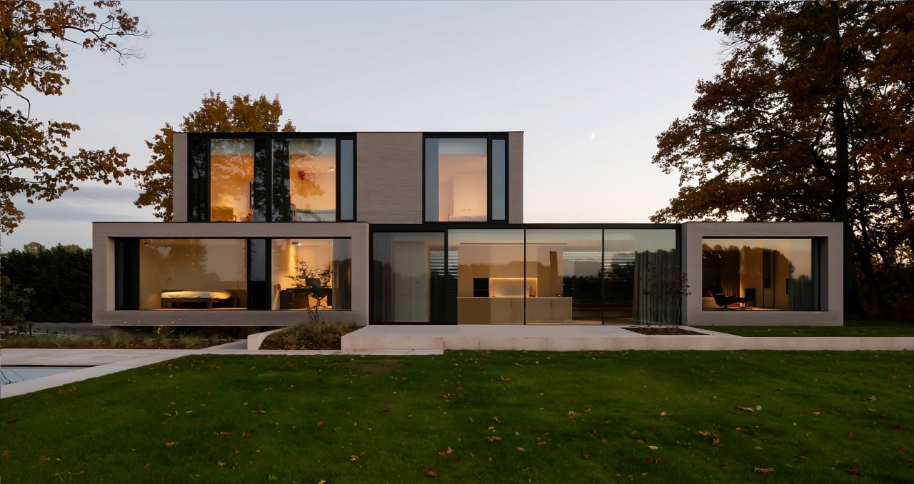 A modern house with floor-to-ceiling windows and a pool.