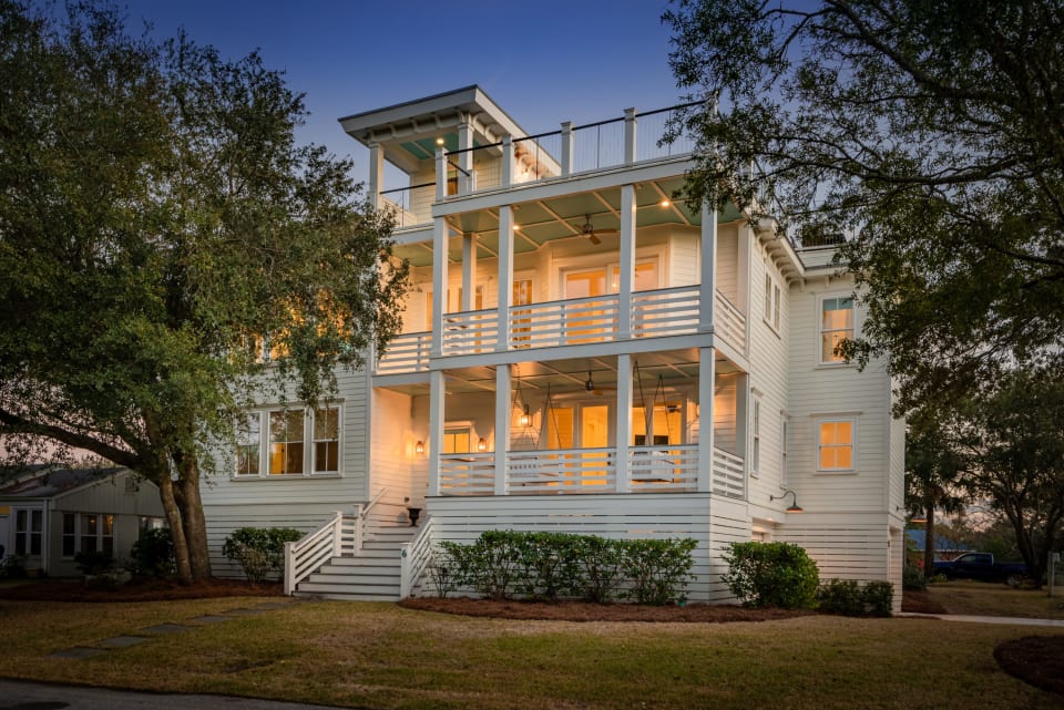 charlestonbeachlifehomes.com logo