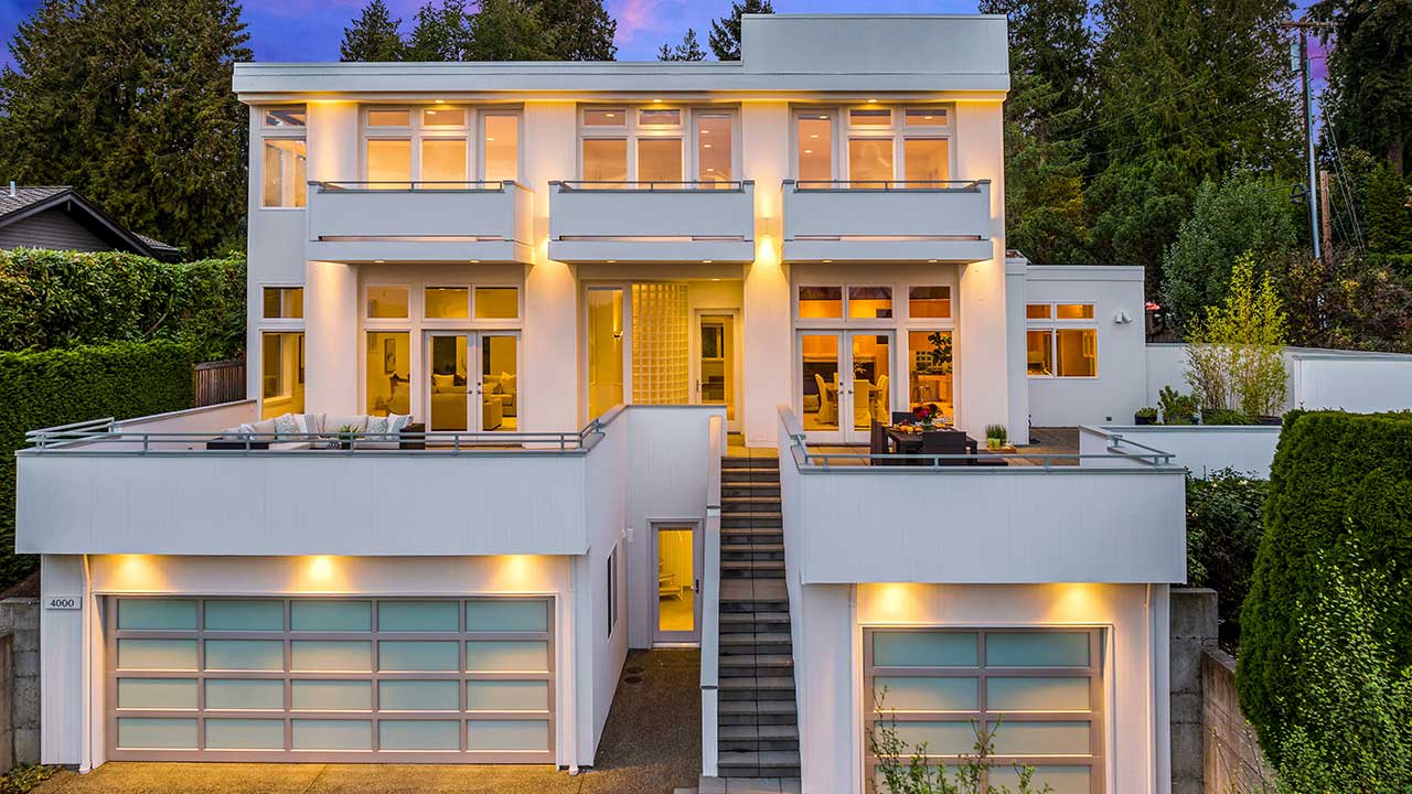 Stylish, Light-Filled View Modern on Yarrow Point