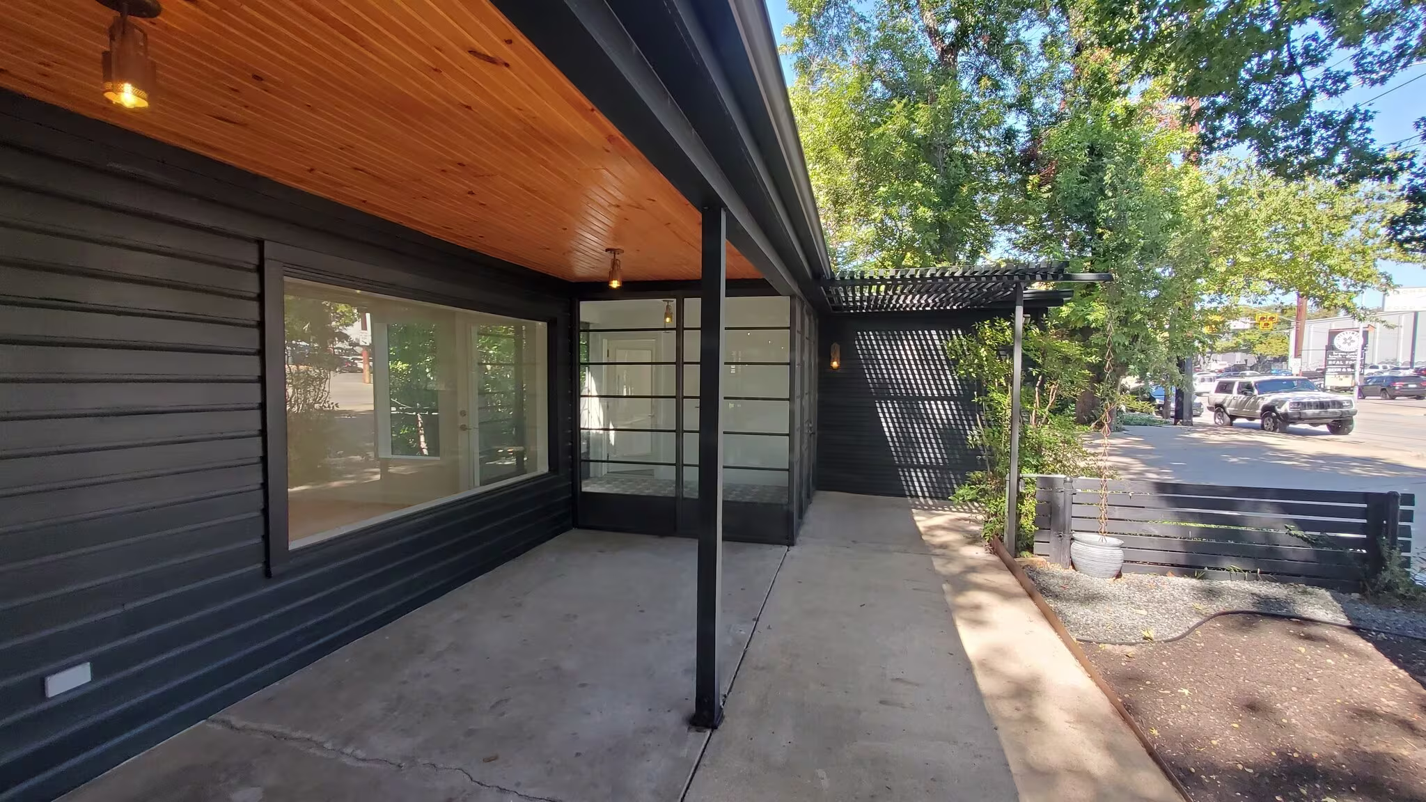 1405 E 38th 1/2 St