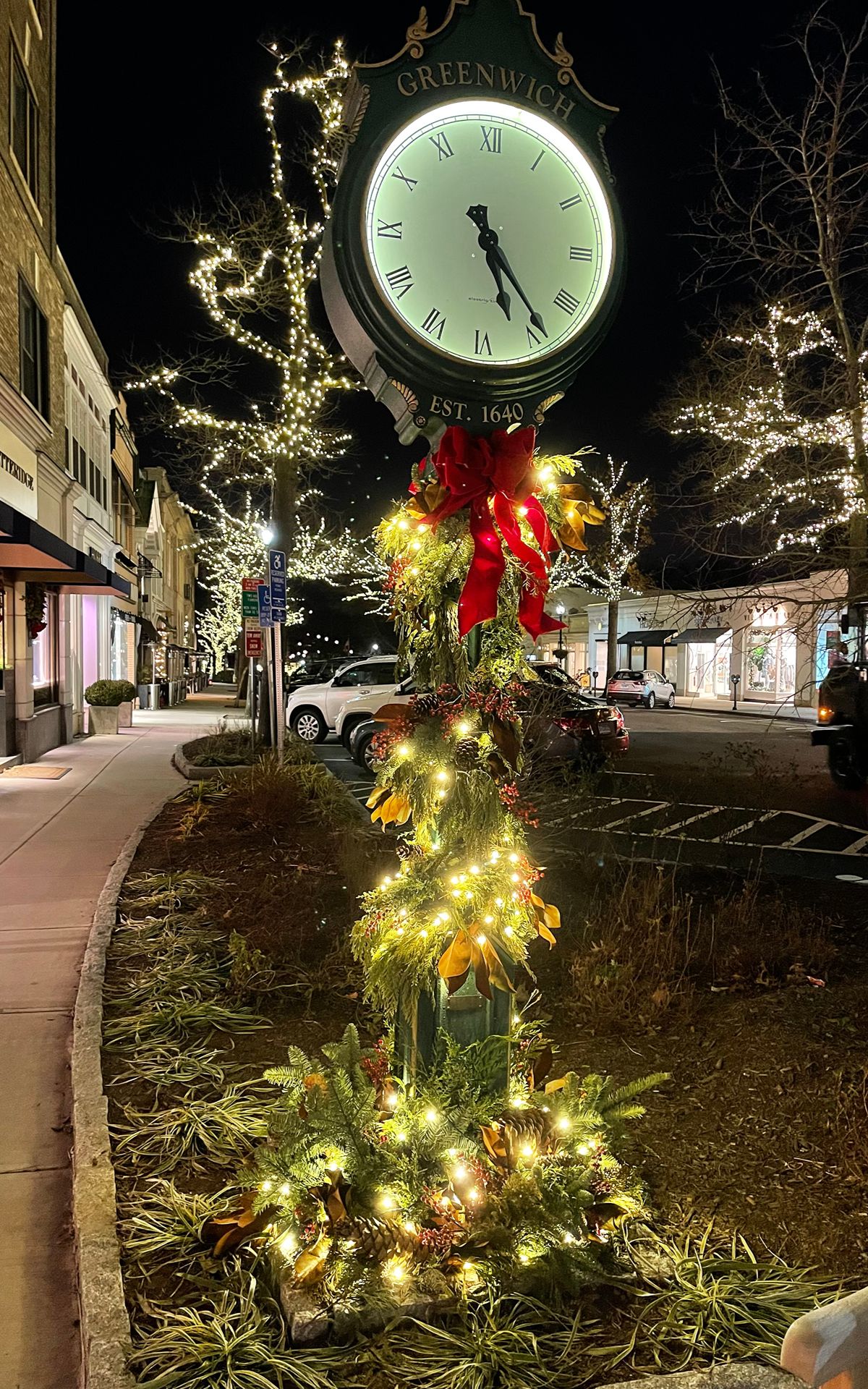 The holiday Avenue, fires and frost