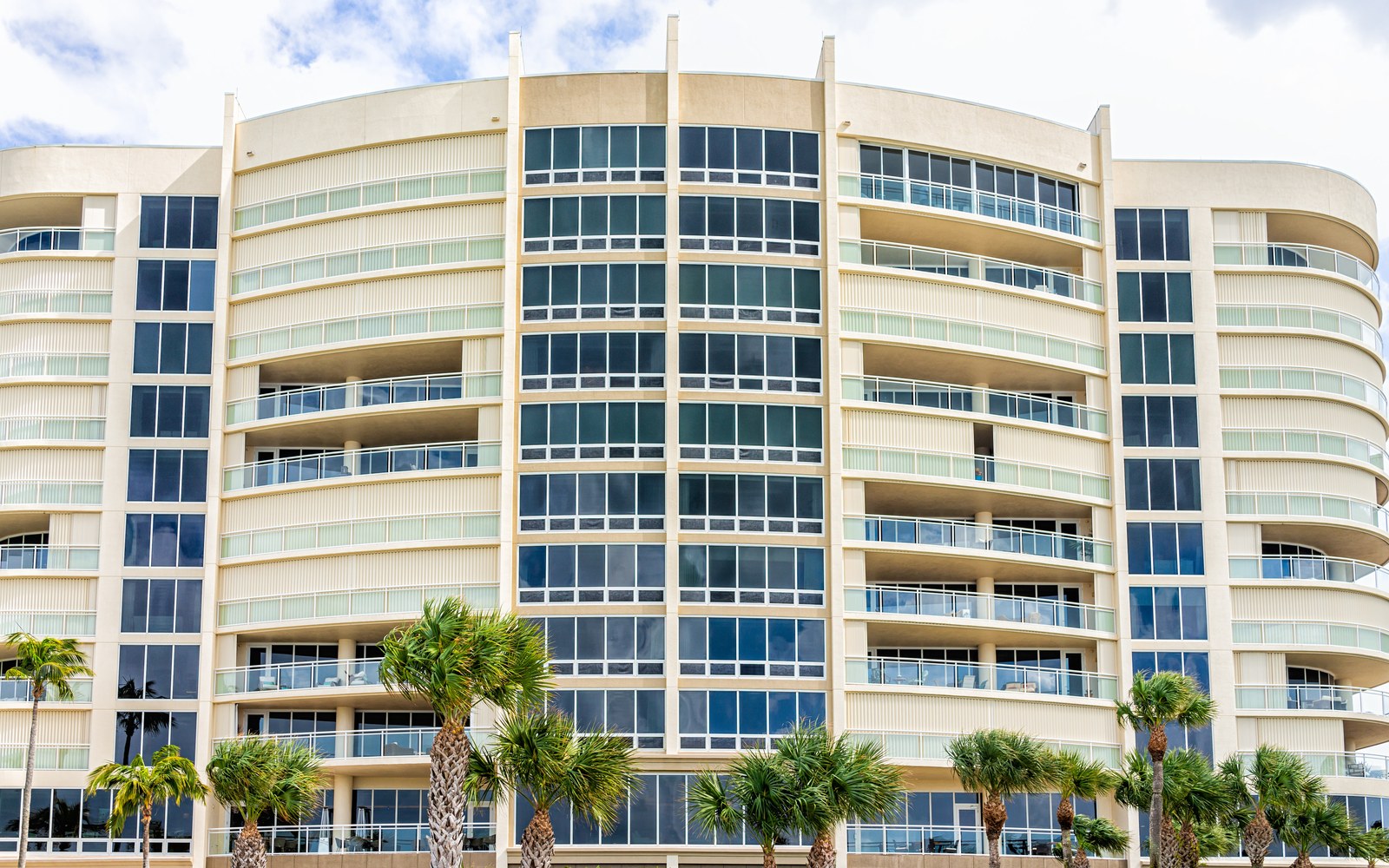Le Parc condominium in Park Shore Naples