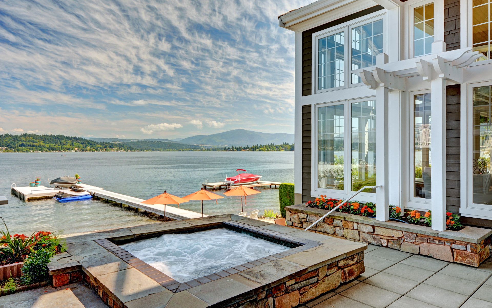 Lakefront house with hot tub