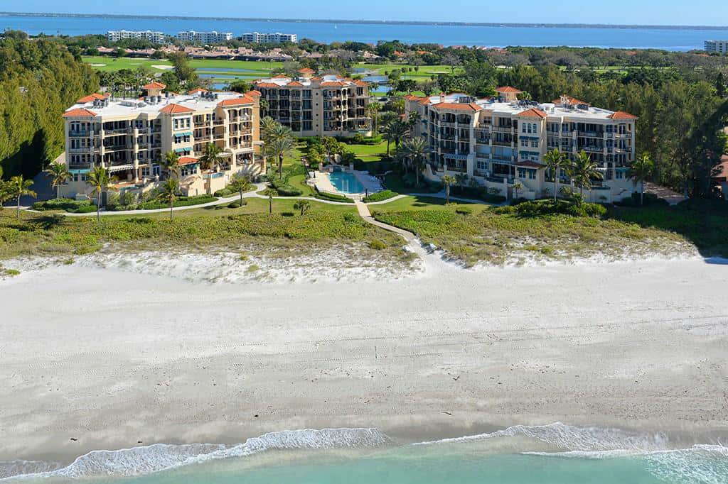 Luxury beachfront condominiums with stunning ocean views in Vizcaya